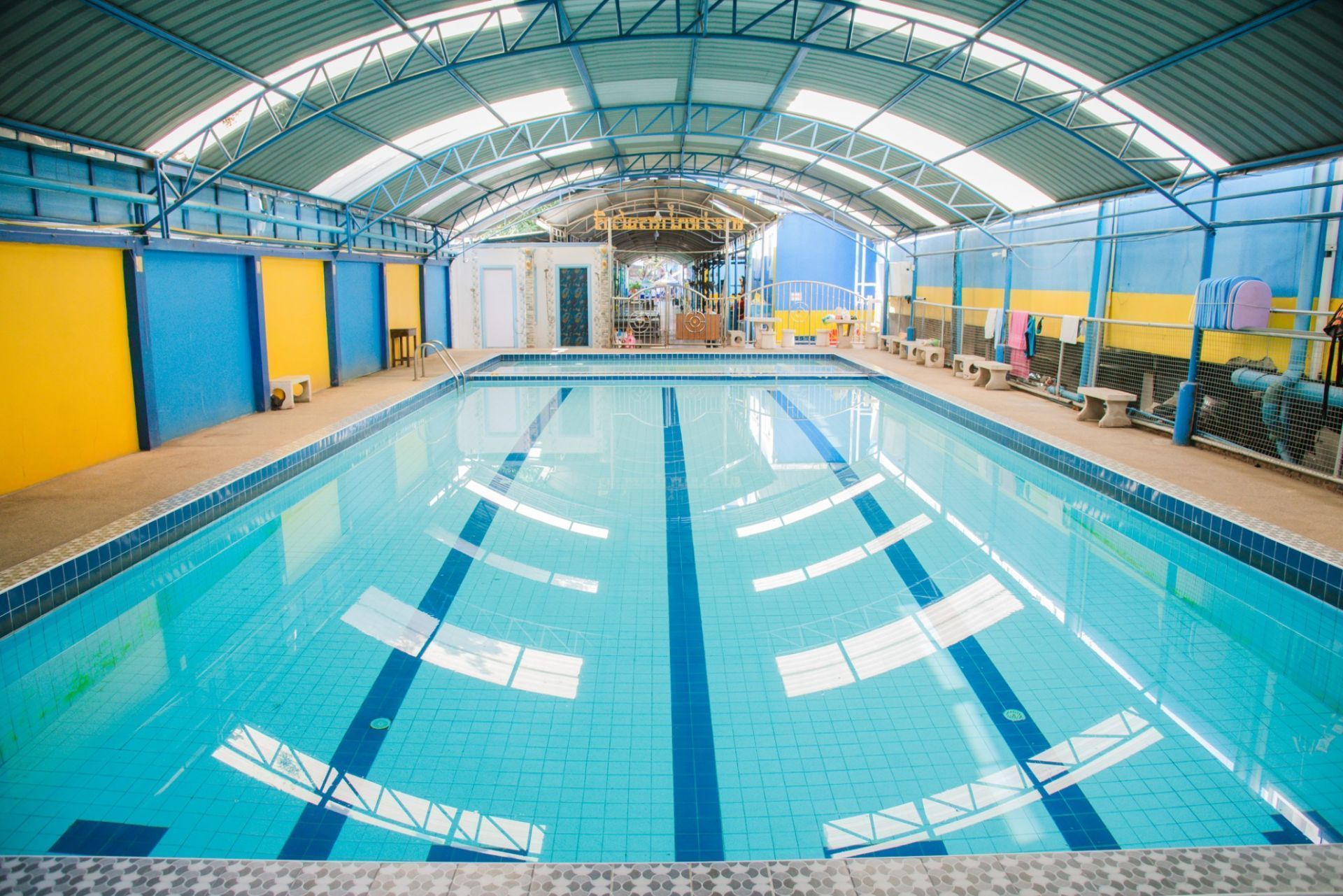ภายในสระว่ายน้ำ